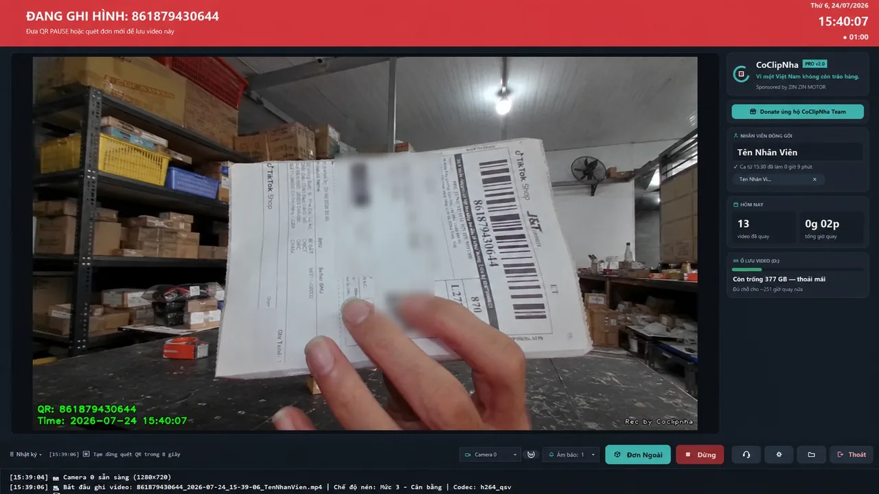 Phần mềm quay video bằng mã QR vận đơn CoClipNha — ảnh chụp màn hình thật: app đang ghi hình một đơn, mã đơn và giờ hiện ngay trên khung hình, camera soi tem vận đơn tại bàn gói của shop